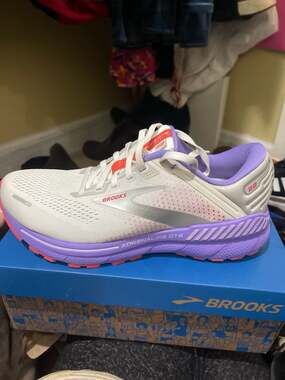 Brooks Women's 8 B Med Adrenaline GTS 22 Support Running Shoes